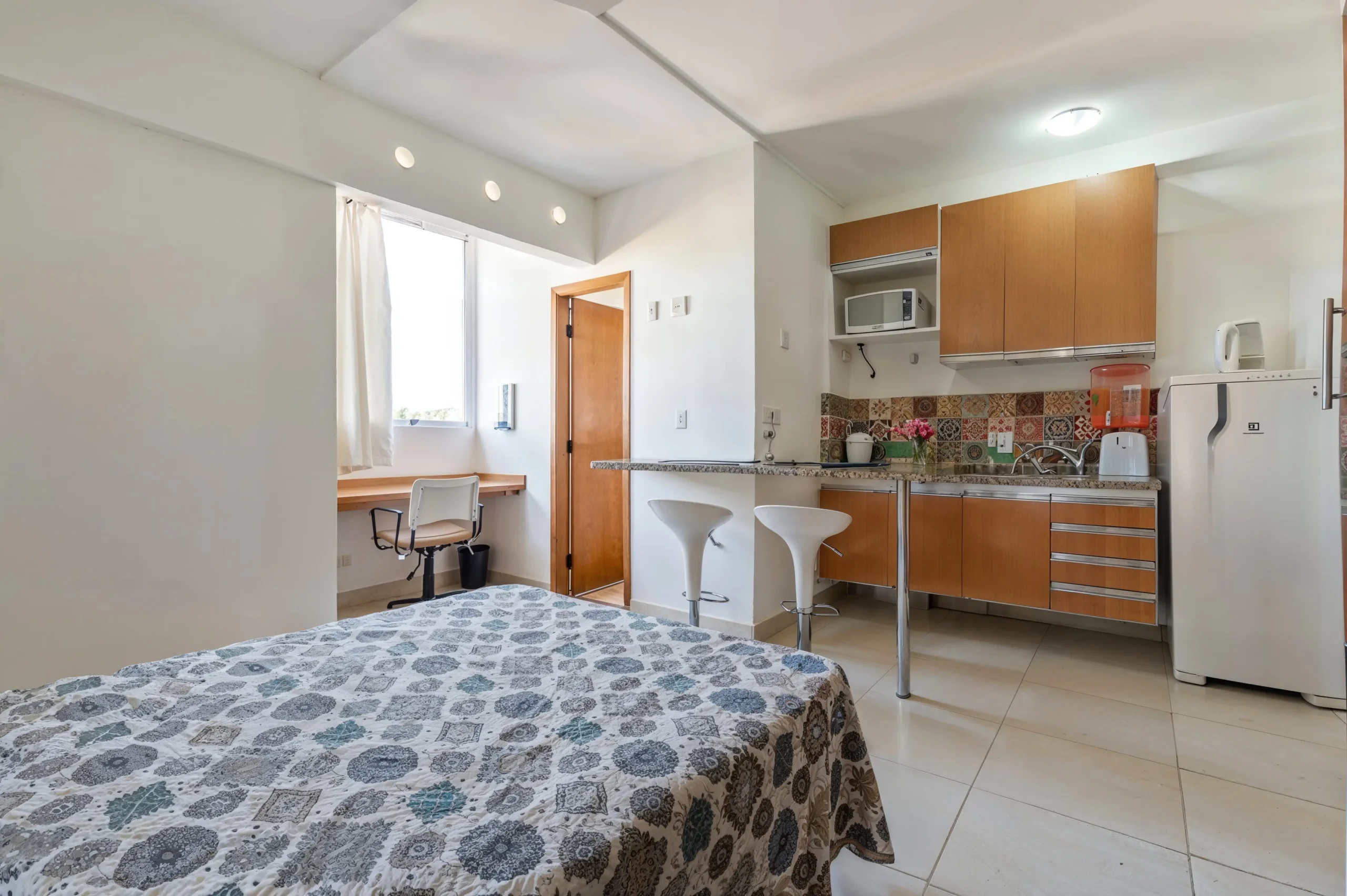 Apartamento Spot São Carlos — cama, kitchenette e bancada